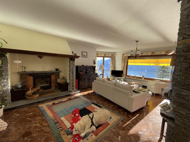 Spacious living room with fireplace - Apt. Casa Francesca ©Hotel Posta al Lago
