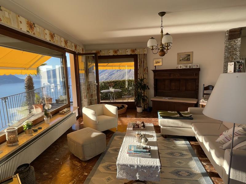 Wohnzimmer mit Panoramafenster - App. Casa Francesca ©Hotel Posta al Lago